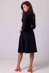 Rozkloszowana sukienka kopertowa z wiązaniem w pasie czarna