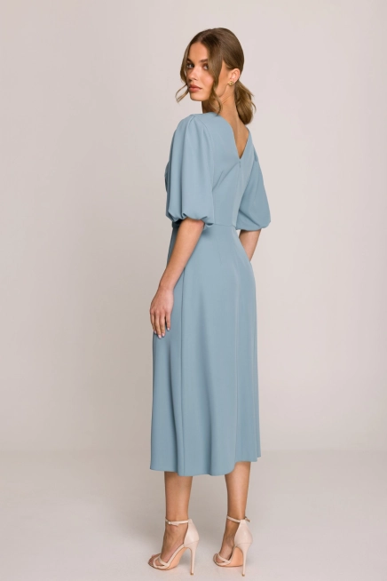 Elegancka sukienka koktajlowa z bufiastymi rękawami błękitna