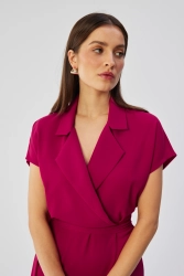 Elegancka sukienka ołówkowa z kołnierzem śliwkowa