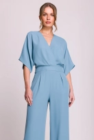 Elegancki kombinezon damski z kopertowym dekoltem niebieski