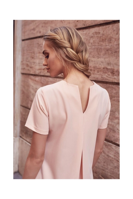 Sukienka trapezowa z kontrafałdą i dekoltem z tyłu różowa