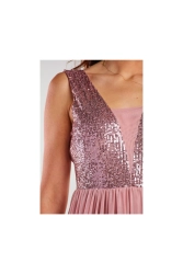 Długa sukienka na wesele z rozcięciem różowa z cekinami