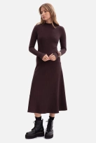 Bawełniana sukienka dzianinowa z golfem rozkloszowana c.brąz