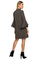 Elegancka sukienka trapezowa z bufiastymi rękawami z falbanami khaki
