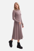 Bawełniana sukienka dzianinowa z golfem rozkloszowana kakao