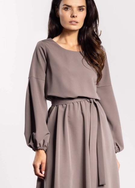 Elegancka sukienka rozkloszowana z długim rękawem taupe