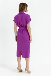 Elegancka sukienka ołówkowa z kołnierzem fioletowa