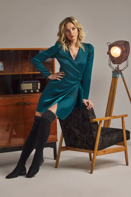 Sukienka satynowa kopertowa mini z wiązaniem w talii zielona