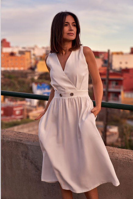 Sukienka rozkloszowana z dekoltem V i zaznaczoną talią na lato