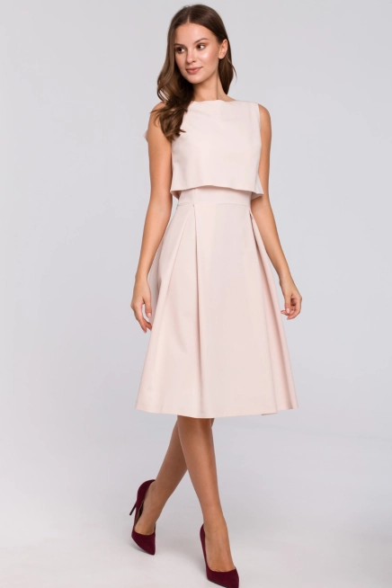 Elegancka rozkloszowana sukienka z dekoltem na plecach beż