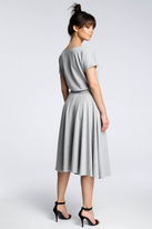 Rozkloszowana sukienka midi z paskiem w talii zbluzowana góra szara