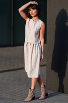 Lniana sukienka trapezowa na lato bez rękawów z marszczeniem czarna