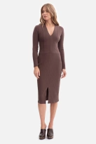 Bawełniana sukienka dzianinowa ołówkowa z dekoltem V brąz