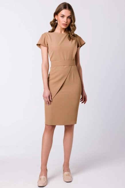 Elegancka ołówkowa sukienka z paskiem krótki rękaw beżowa
