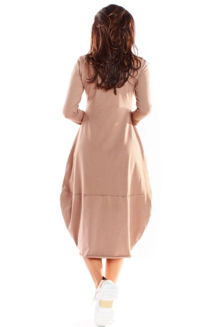 Bawełniana sukienka z dopasowaną górą i obszernym dołem beż
