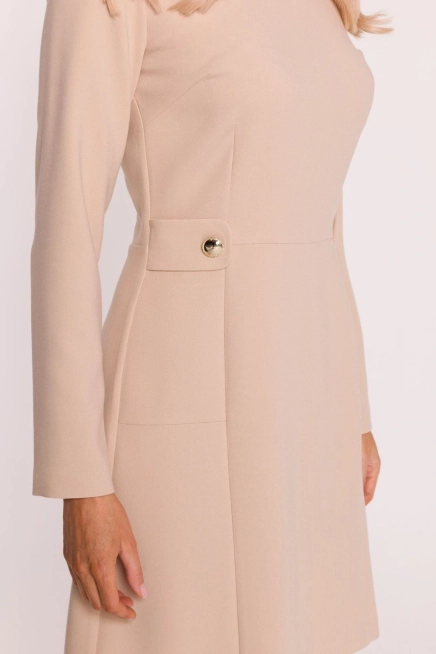 Elegancka sukienka trapezowa z patkami w talii beżowa
