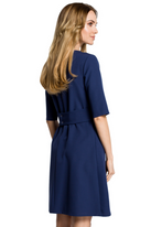 Sukienka elegancka do pracy trapezowa z paskiem granatowa