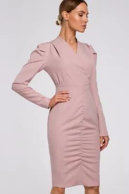 Elegancka mocno marszczona sukienka z dekoltem V pudrowa
