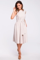 Lniana sukienka na lato rozkloszowana z dekoltem V i paskiem beżowa