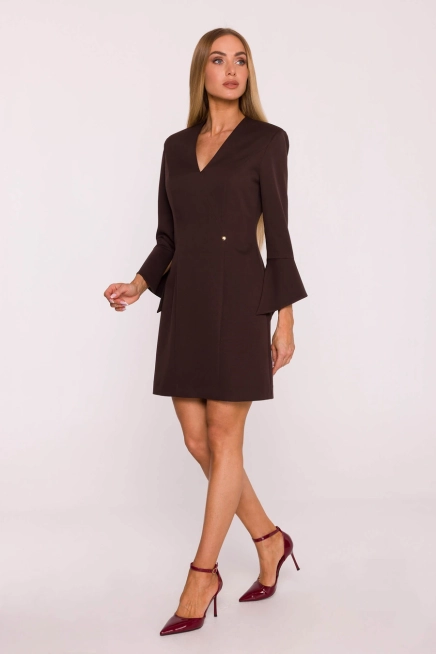 Elegancka sukienka z szerokimi mankietami dekolt V brązowa