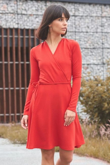 Rozkloszowana kopertowa wiązana sukienka czarna