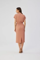 Elegancka sukienka ołówkowa z kołnierzem różana