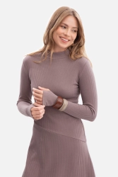 Bawełniana sukienka dzianinowa z golfem rozkloszowana kakao