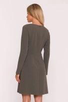 Elegancka sukienka trapezowa z patkami w talii khaki