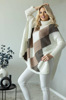 Kolorowy sweter jak ponczo z golfem wzór w romby kremowy