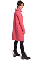 Sukienka dresowa oversize trapezowa z wysokim kołnierzem różowa