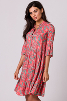 Sukienka rozkloszowana z falbaną z nadrukiem koszulowa