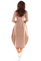 Bawełniana sukienka z dopasowaną górą i obszernym dołem beż