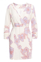 Ołówkowa sukienka mini w kwiaty z kopertową górą ecru kremowa