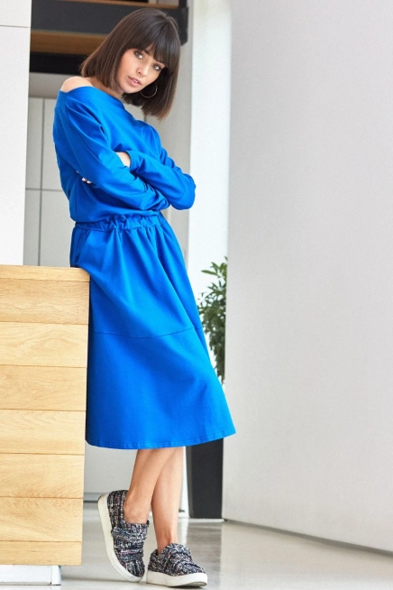 Rozkloszowana sukienka dresowa z gumką w pasie niebieska