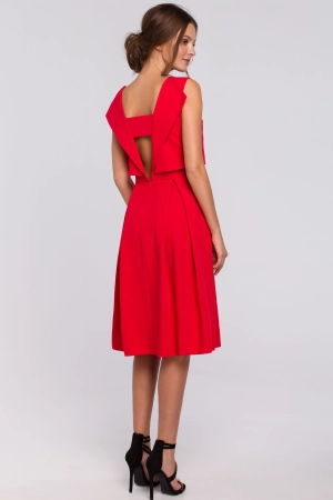 Rozkloszowana sukienka z dekoltem na plecach czerwona