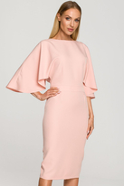 Sukienka elegancka ołówkowa z szerokimi rękawami pudrowa z pelerynką