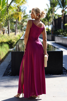 Długa sukienka na wesele rozkloszowana na ramiączkach fuksja