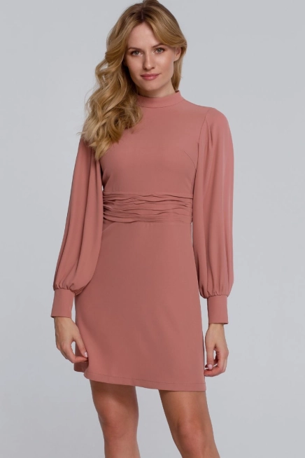 Elegancka sukienka z bufiastymi rękawami pudrowa trapezowa mini