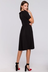 Elegancka rozkloszowana sukienka z wywiniętą stójką czarna