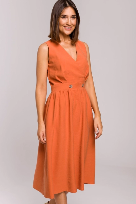 Sukienka rozkloszowana z dekoltem V i zaznaczoną talią lato