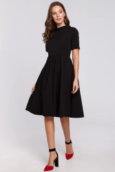 Elegancka rozkloszowana sukienka z wywiniętą stójką czarna