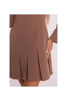 Elegancka krótka sukienka trapezowa z kontrafałdami brązowa