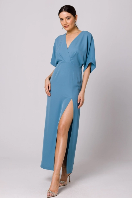 Długa sukienka z dekoltem V i rozcięciem kimonowa niebieska