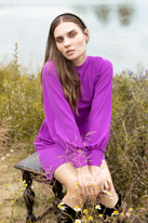 Elegancka sukienka z bufiastymi rękawami pudrowa trapezowa mini