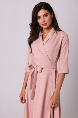 Rozkloszowana sukienka kopertowa z wiązaniem w pasie różowa