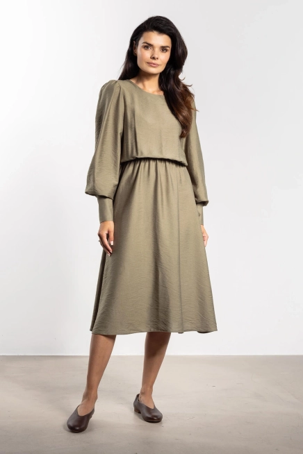 Elegancka sukienka rozkloszowana z bufiastym rękawem zielona