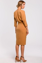 Sukienka ołówkowa zbluzowana góra i dekolt V brązowa