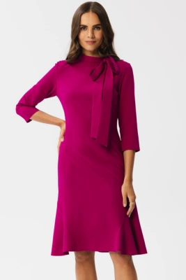 Elegancka sukienka z wiązaniem przy dekolcie śliwkowa