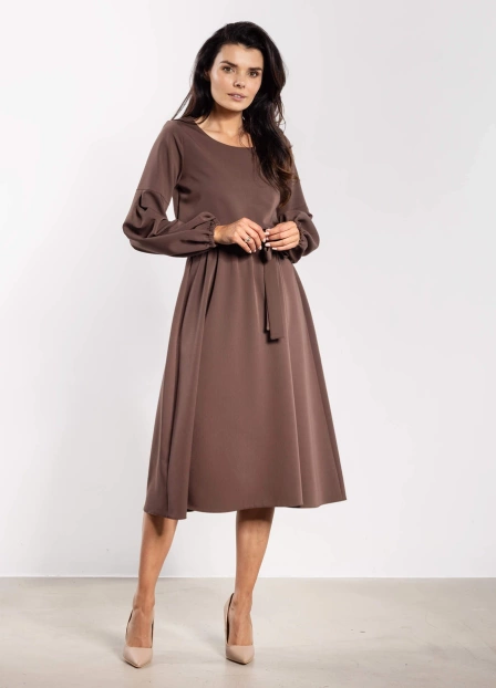 Elegancka sukienka rozkloszowana z długim rękawem brązowa