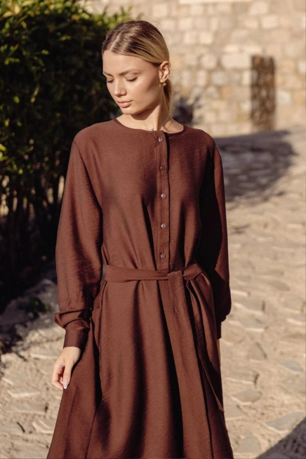 Elegancka sukienka rozkloszowana z długim rękawem brązowa